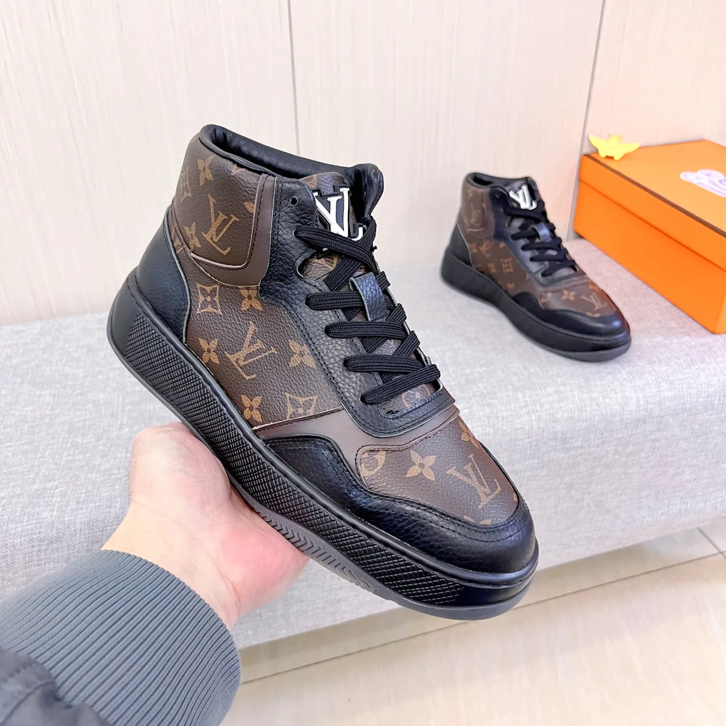 Men's shoes💰 460💰[LV]🔥Louis Vuitton, high-end men's shoes brand, official website 1:1 latest masterpiece: the upper is made of Italian imported first-layer cowhide with a comfortable and breathable lining➕original non-slip and wear-resistant outsole🔥, making walking more convenient and comfortable! An exclusive new model, a stunning work, a beautiful 1:1 replica [color] compared to the official quality! Create a fashionable personality to set off your uniqueness! A must-have for trendy men! Classic🔥Size: 38-44 Color: 🔥 2⃣️colors available🔥